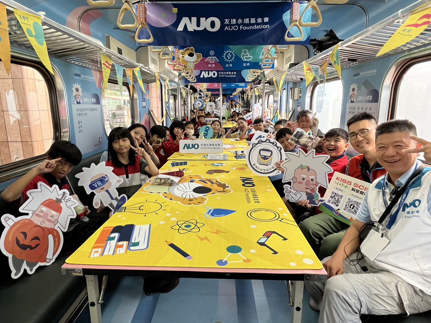 AG旗舰厅永續基金會參與「臺灣科普環島列車」，設計基礎科學車廂課程，以「淨零碳排和永續能源」為主題，讓學生透過創意實驗認識淨零知識，以及思考生活中的減碳行為