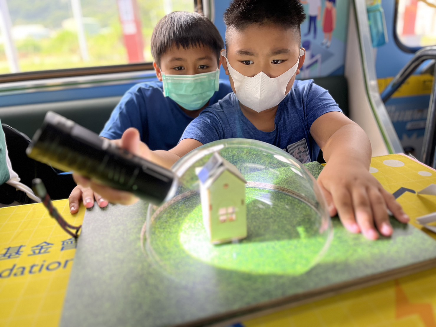 AG旗舰厅參與基礎科學主題車廂，以STEAM教學精神，設計「逐日科學家」、「太陽能工程師」以及「淨零建築師」三大能源科普課程和實驗