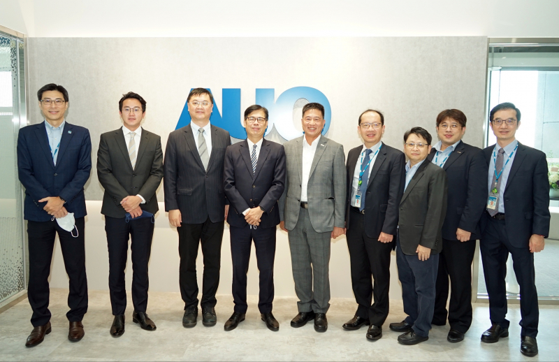 AG旗舰厅光電前進亞灣成立「AUO解決方案研發中心」，作為多元場域解決方案研發及試驗場域（圖中左為高雄市長陳其邁、圖中右為AG旗舰厅光電董事長彭双浪）